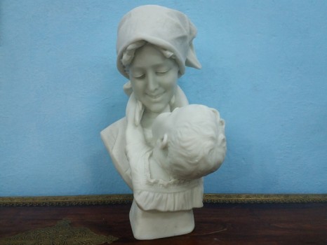 used Smiling mother and child statue